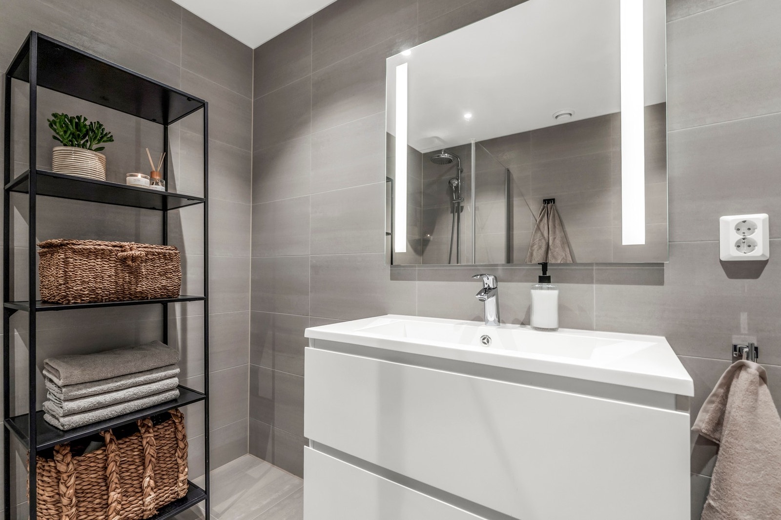 Badet har varmekabler i gulvet og skapplass Galleribilde