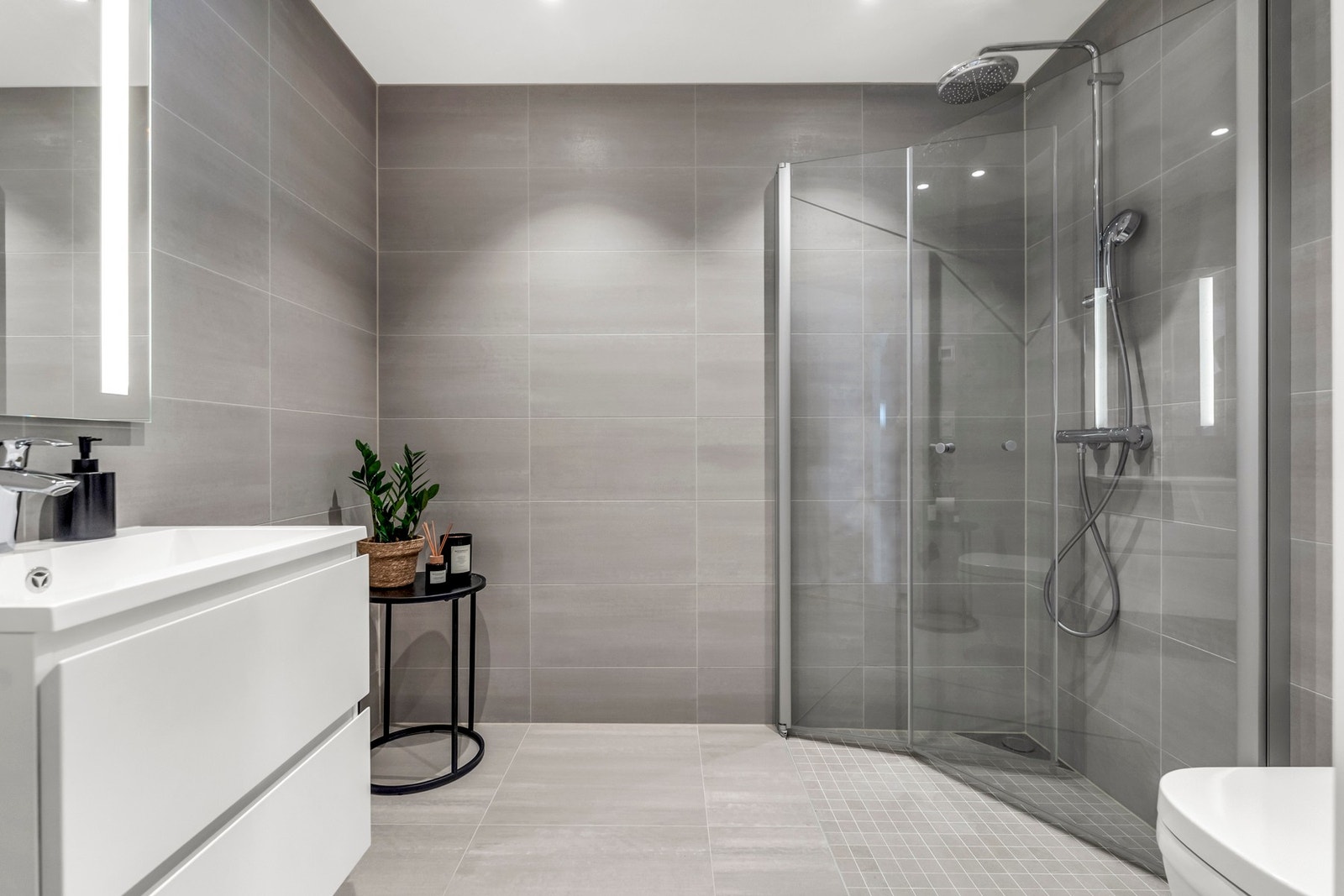 Badet i 1.etasje er i moderne farger og med god utforming Galleribilde