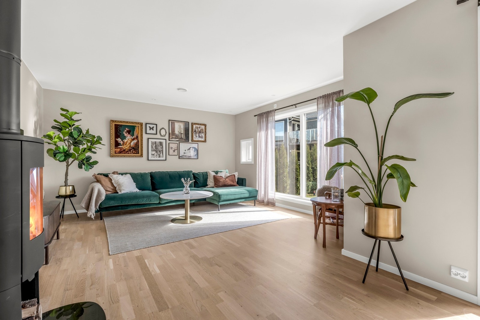I stuen har man god plass for en større sofagruppe, tv, lenestoler mm. Galleribilde