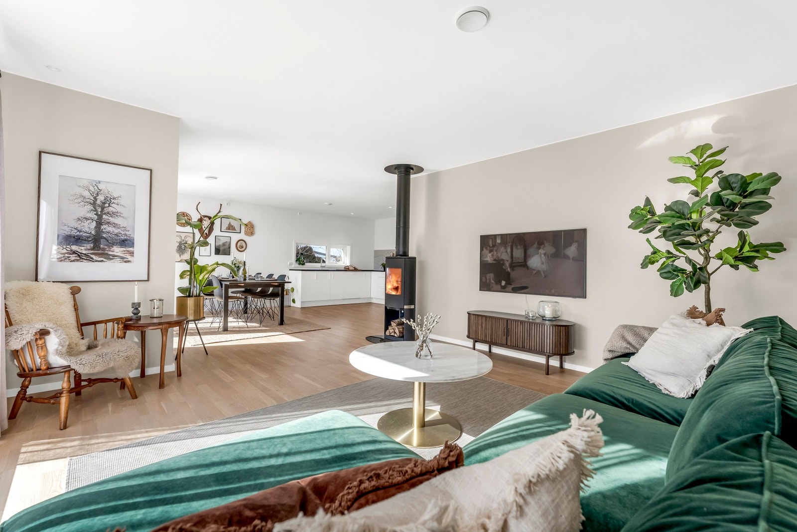 Stuen er lys og romslig og med egen peisovn for ekstra varme og hygge. Det er også varmekabler i hele 1.etasje Galleribilde