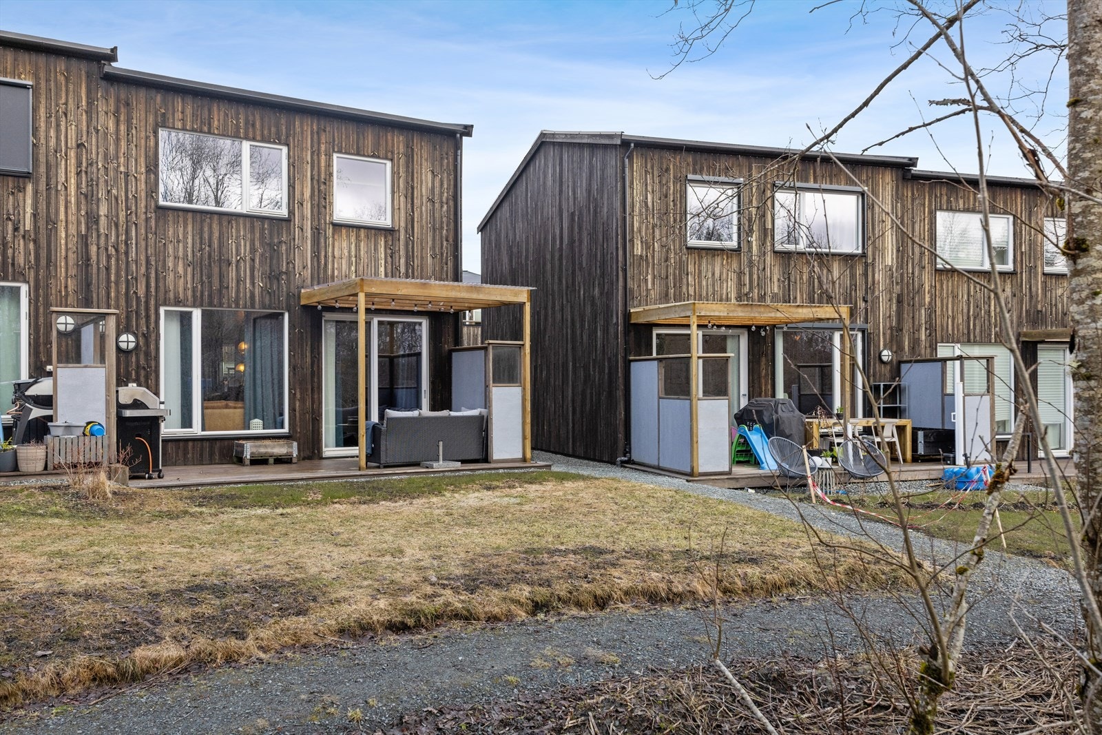 Boligen ligger i et nyere og barnevennlig område innerst i blindvei med trygge rammer for lek og moro. Galleribilde
