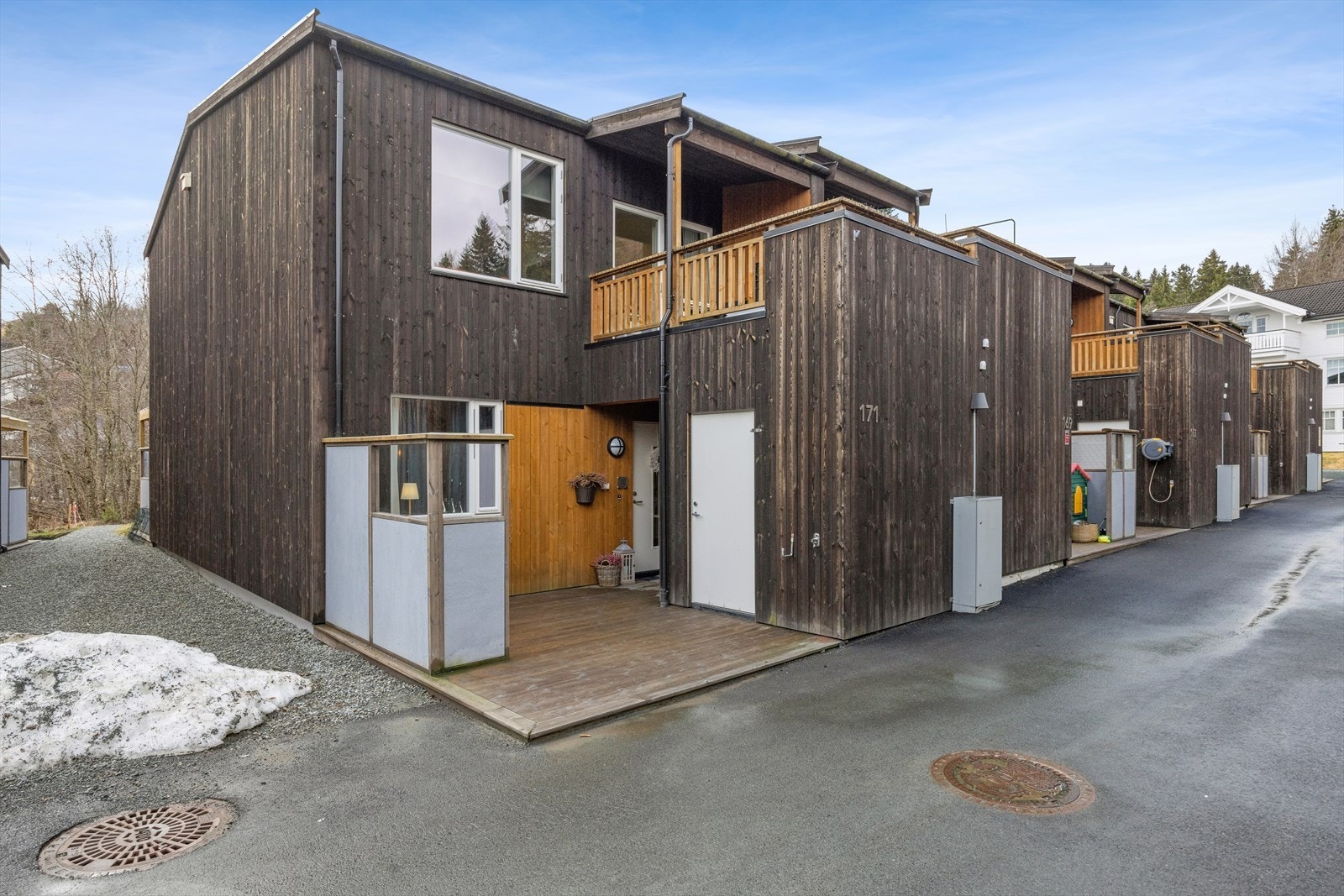 Pent inngangspart med terrasse og utvendig bod på 5m². Galleribilde