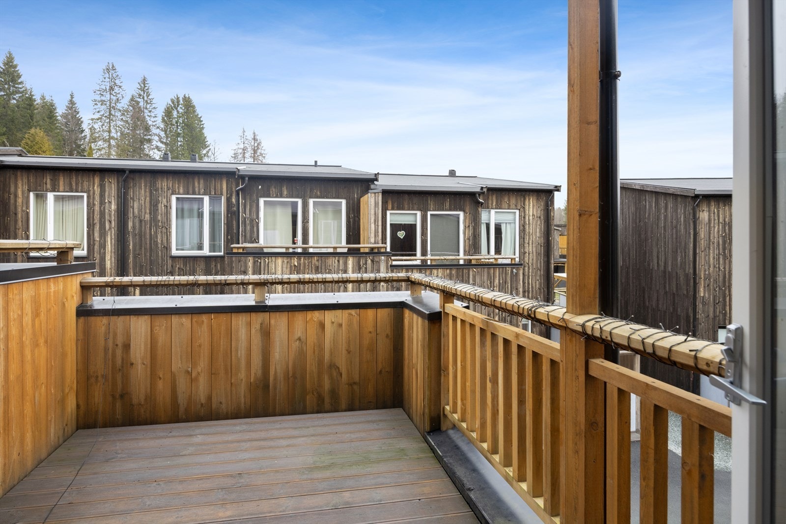 Takterrassen er på 8,3m² og vender inn mot feltet. Her har man morgensola ved sommerhalvåret. Galleribilde