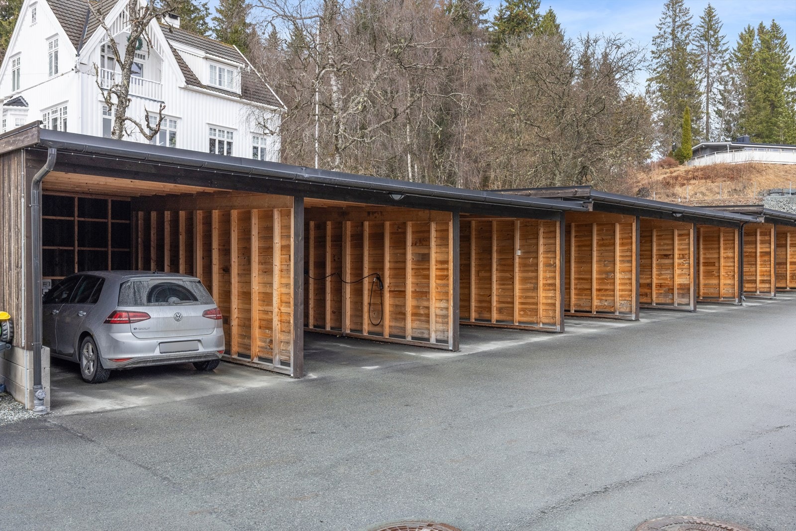 Egen carport med ladepunkt for elbil. Galleribilde