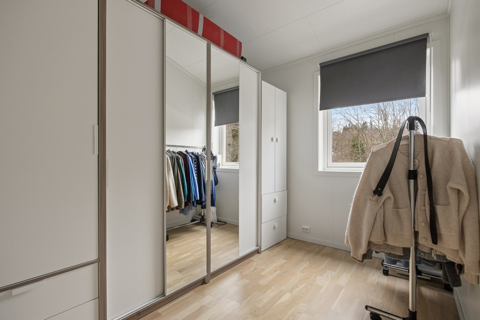 Soverom 4 er på 7,6m² og benyttes i dag som garderoberom. Galleribilde