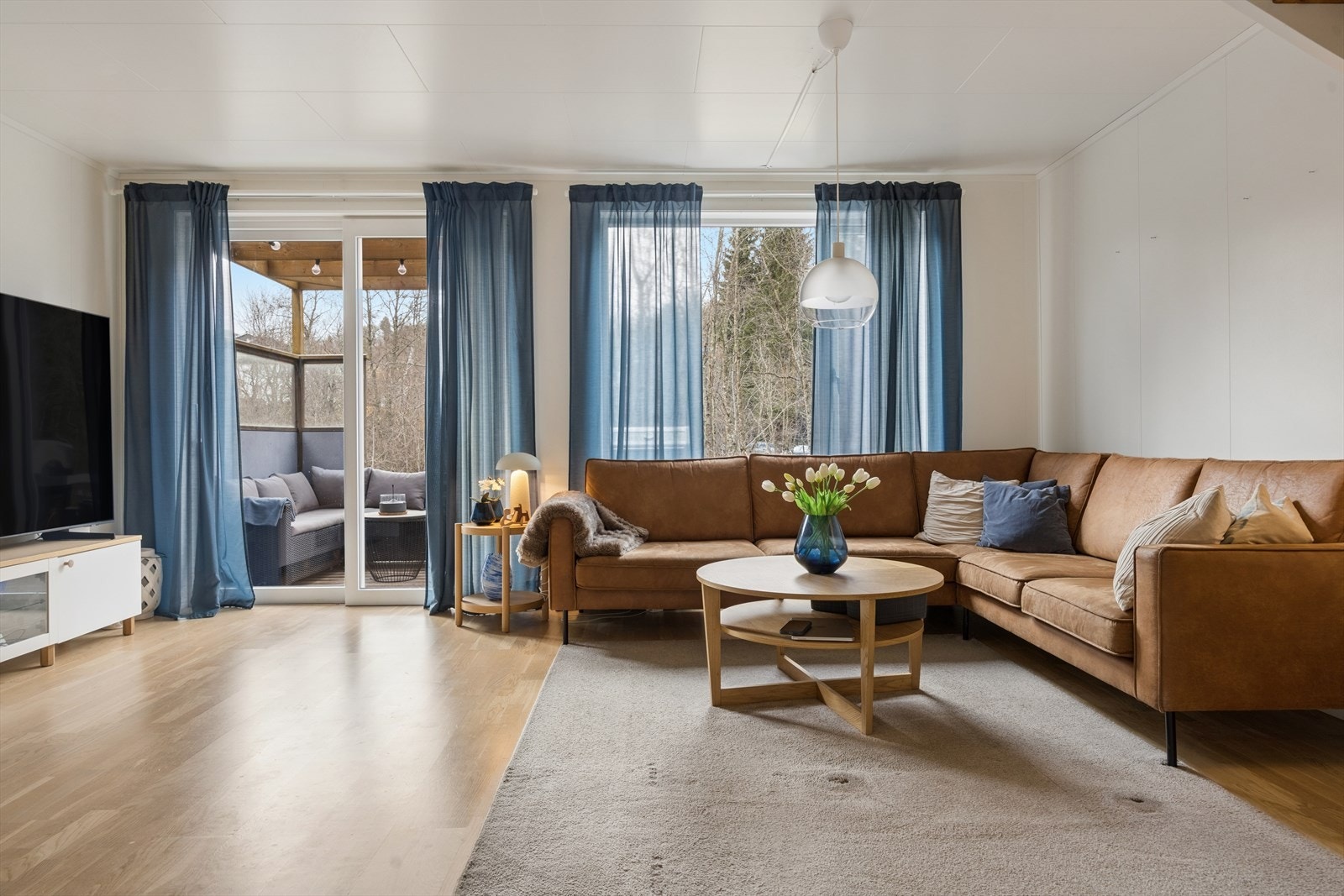 Vindusflatene og balkongdøren strekker seg over hele den ene veggen og slipper inn godt med naturlig lys. Galleribilde
