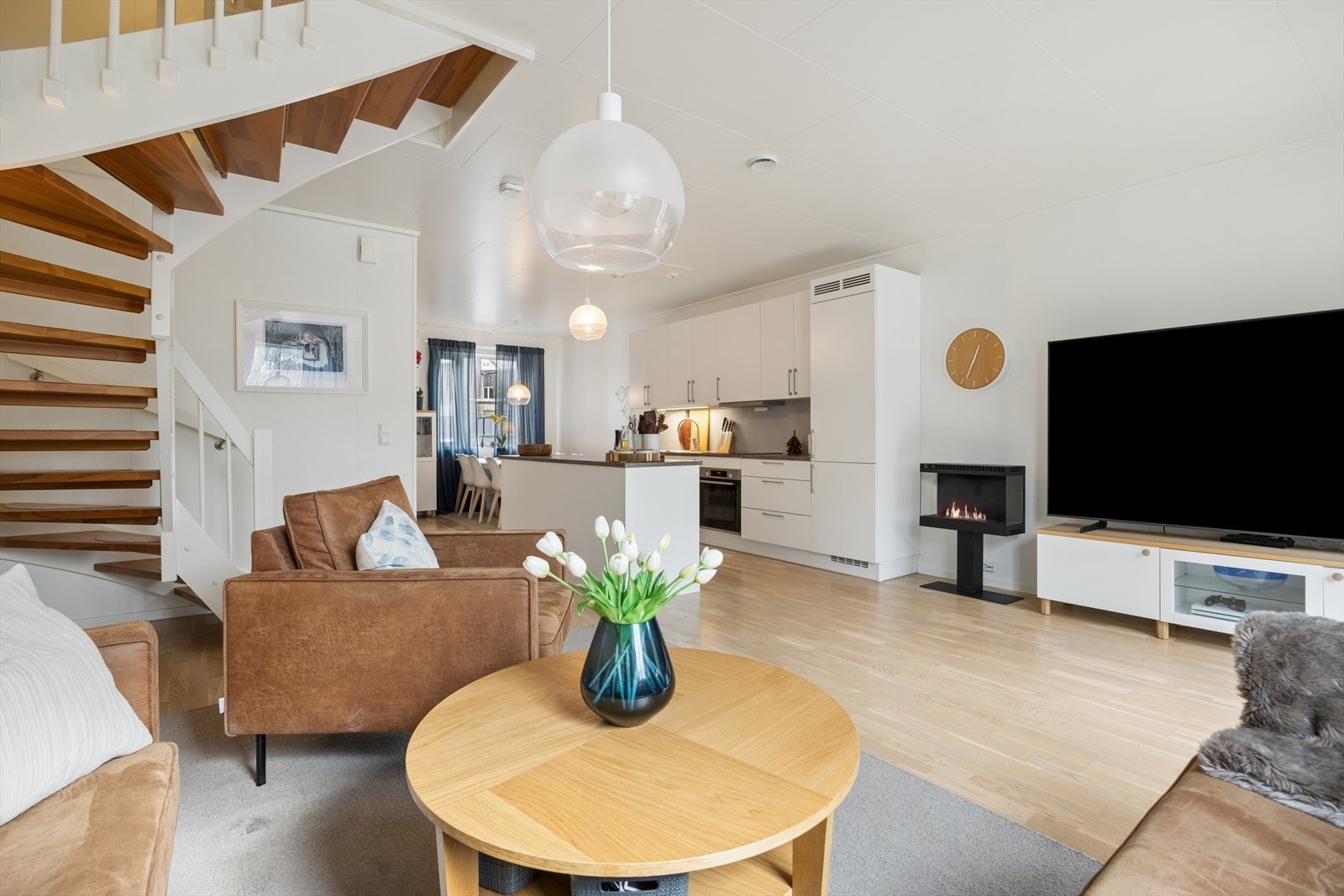 Boligen har hverdagslig komfort som balansert ventilasjon og vannbåren varme. Galleribilde