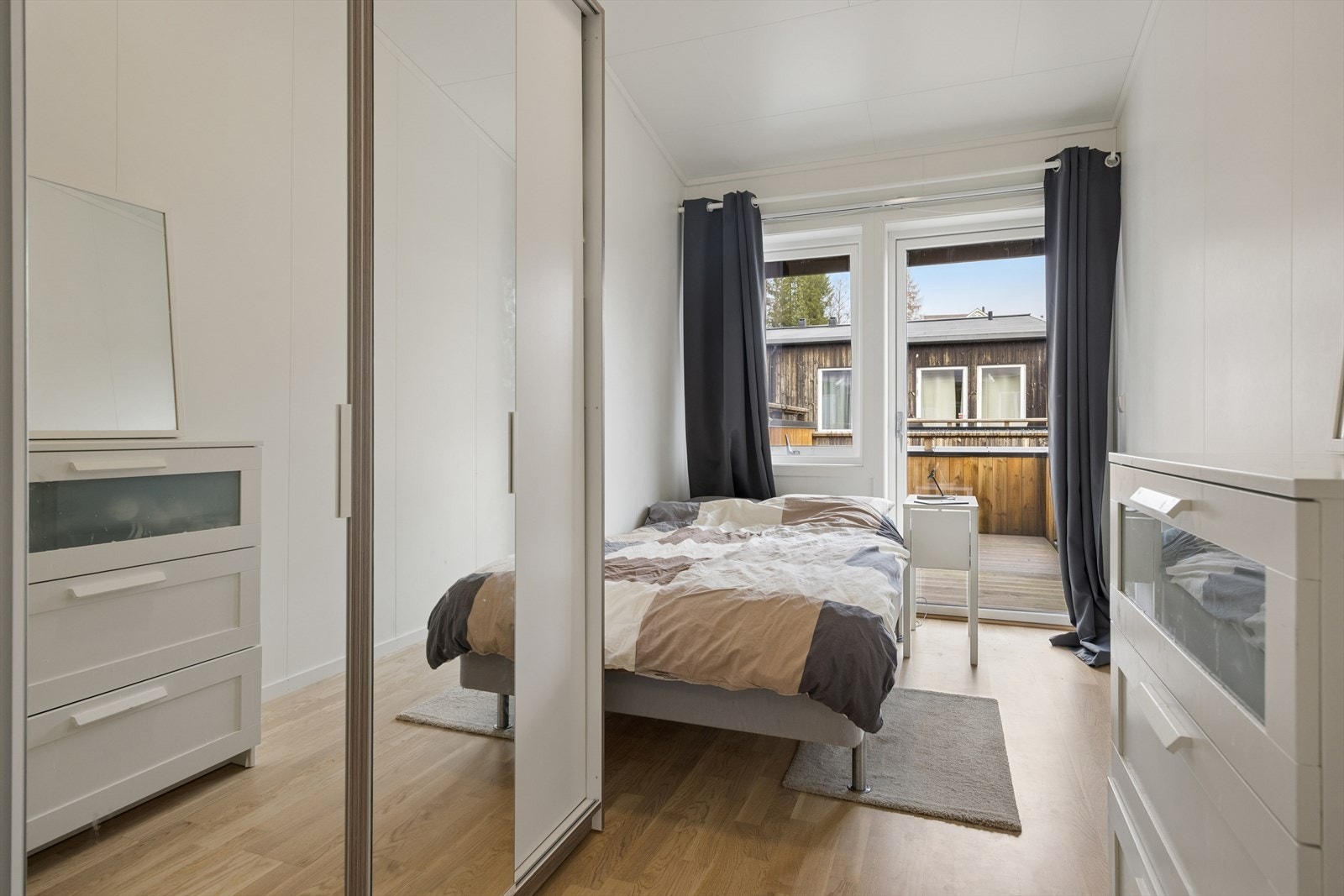 Soverom 2 er på 8,3m² og har utgang til egen takterrasse. Galleribilde