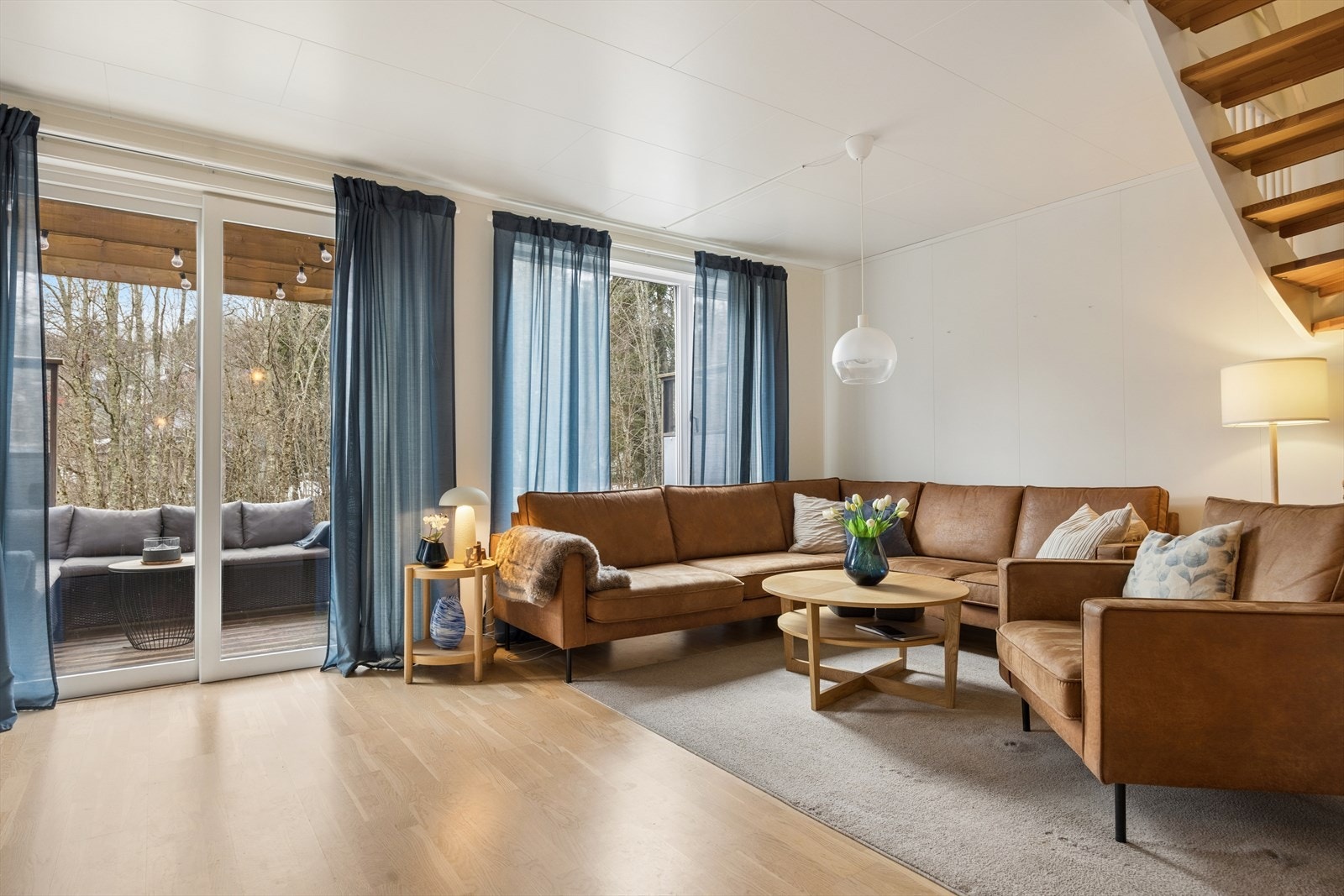 Lys og pen stue med god plass til ønsket møblement. Galleribilde