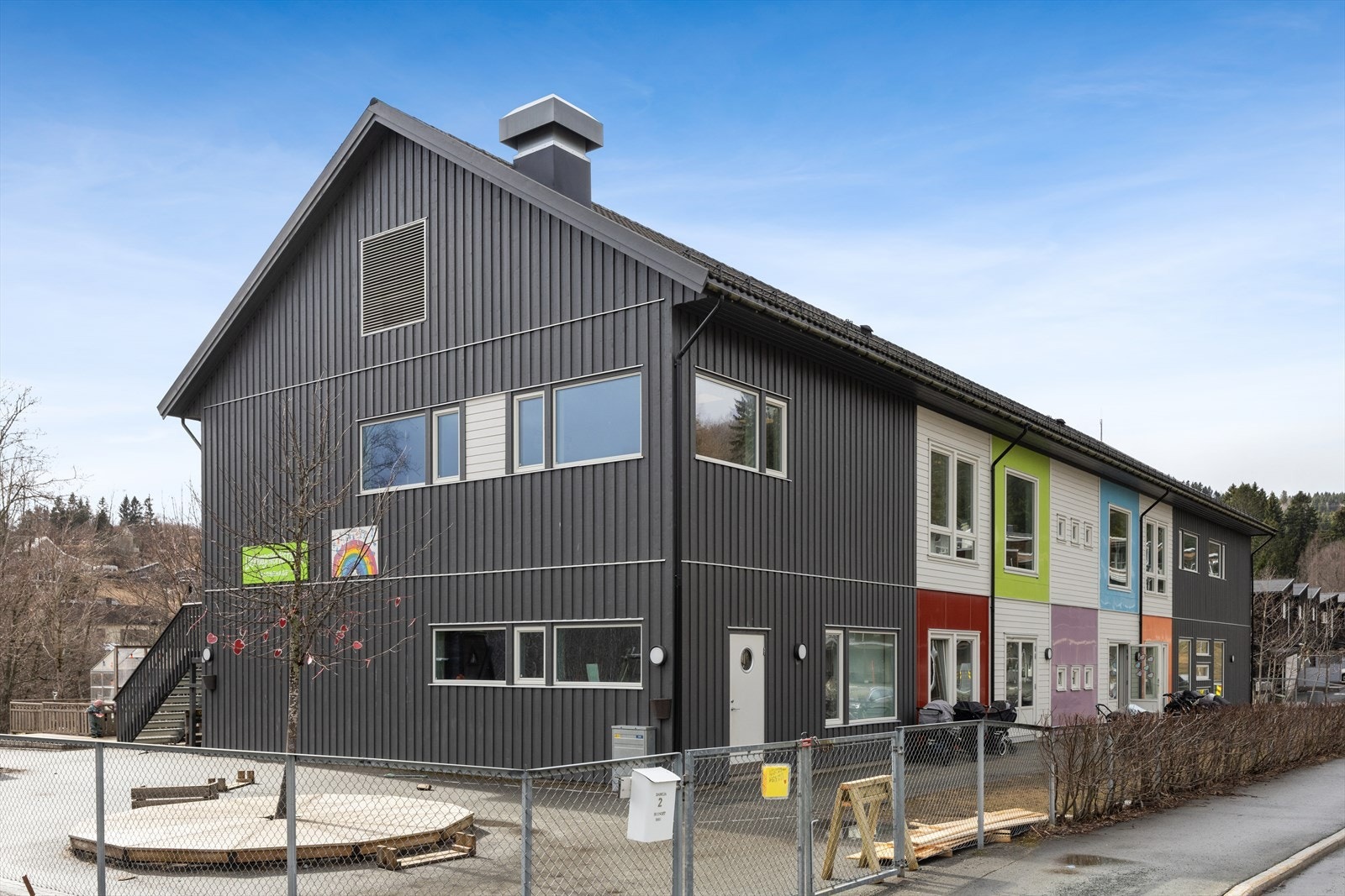 Buenget barnehage ligger i umiddelbar nærhet til boligen. Galleribilde