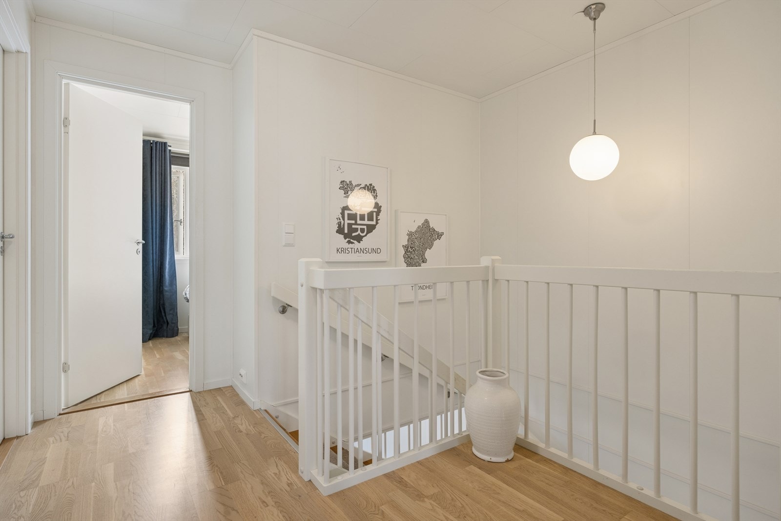Velkommen opp i 2. etasje. Her får du 4 gode soverom og et pent baderom. Galleribilde