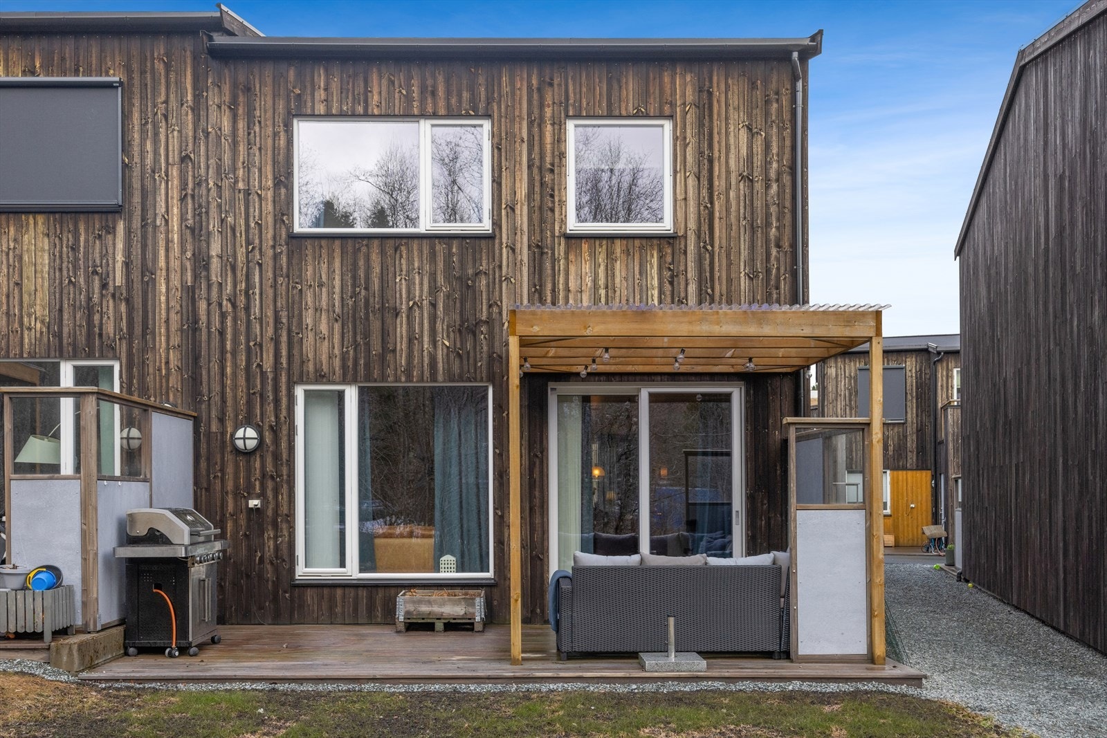 Boligen har en svært god intern beliggenhet på innerste rekke med sørvendt uteplass med delvis overbygg. Galleribilde
