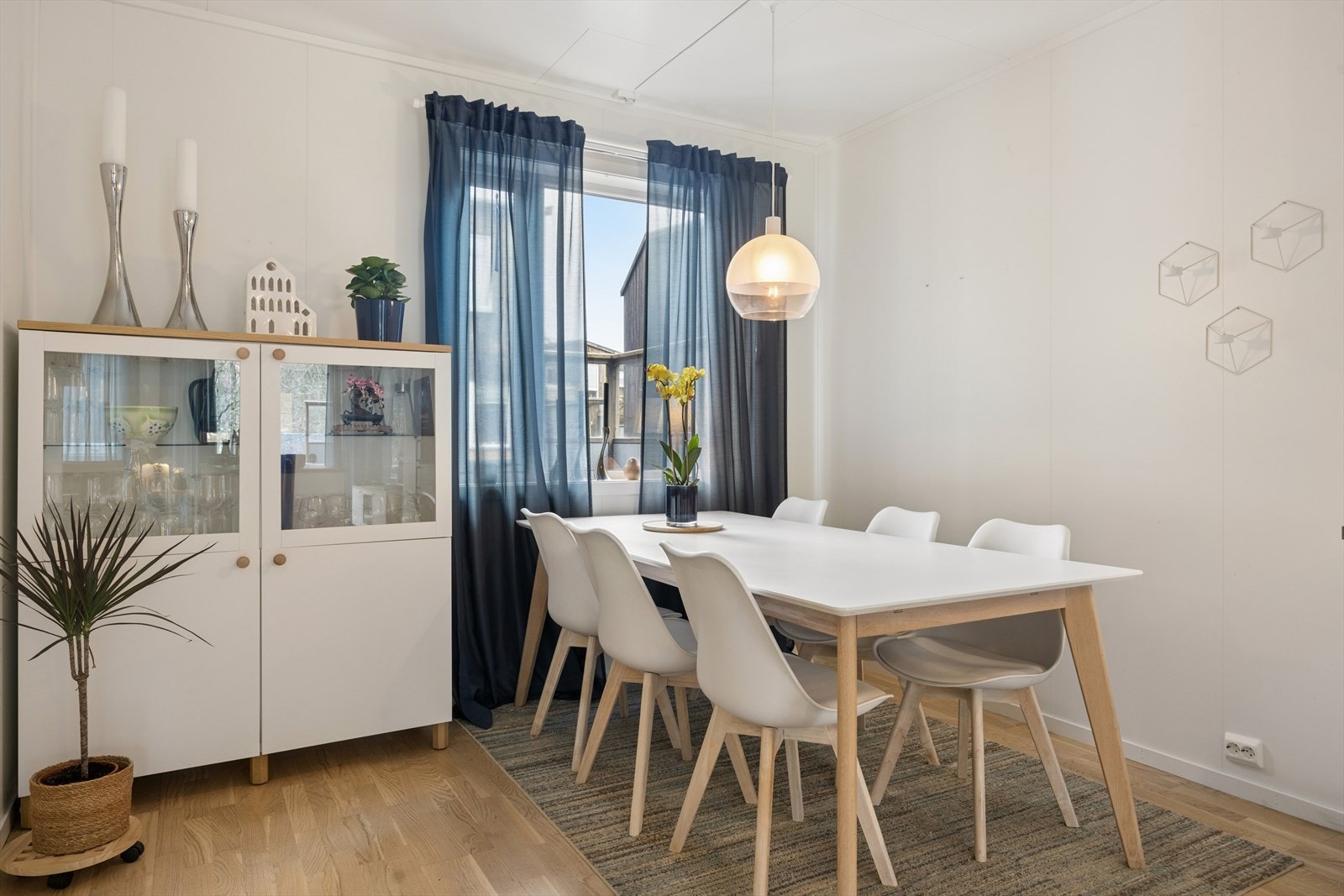 God plass til spisebord ved kjøkkenet. Galleribilde