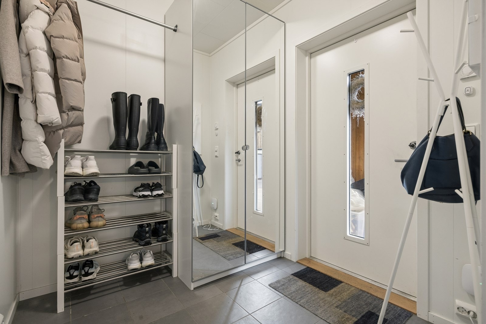 Velkommen inn! Entré på 4,3m² med flislagt gulv og god plass for yttertøy. Galleribilde
