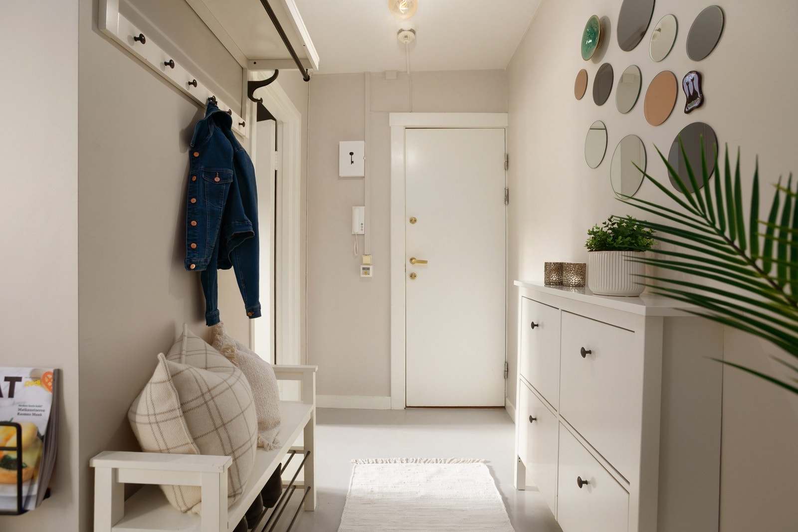 Velkommen inn - Leiligheten har en innbydende entre med plass til skohylle, knaggrekke og kommode. Galleribilde