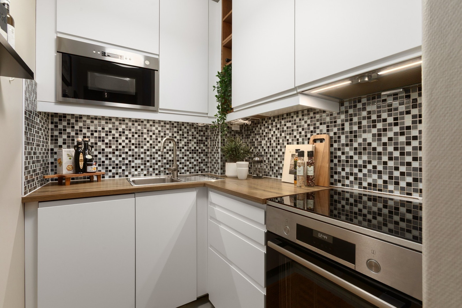 Innredning med glatte fronter og laminat benkeplate med nedfelt utslagsvask. Galleribilde