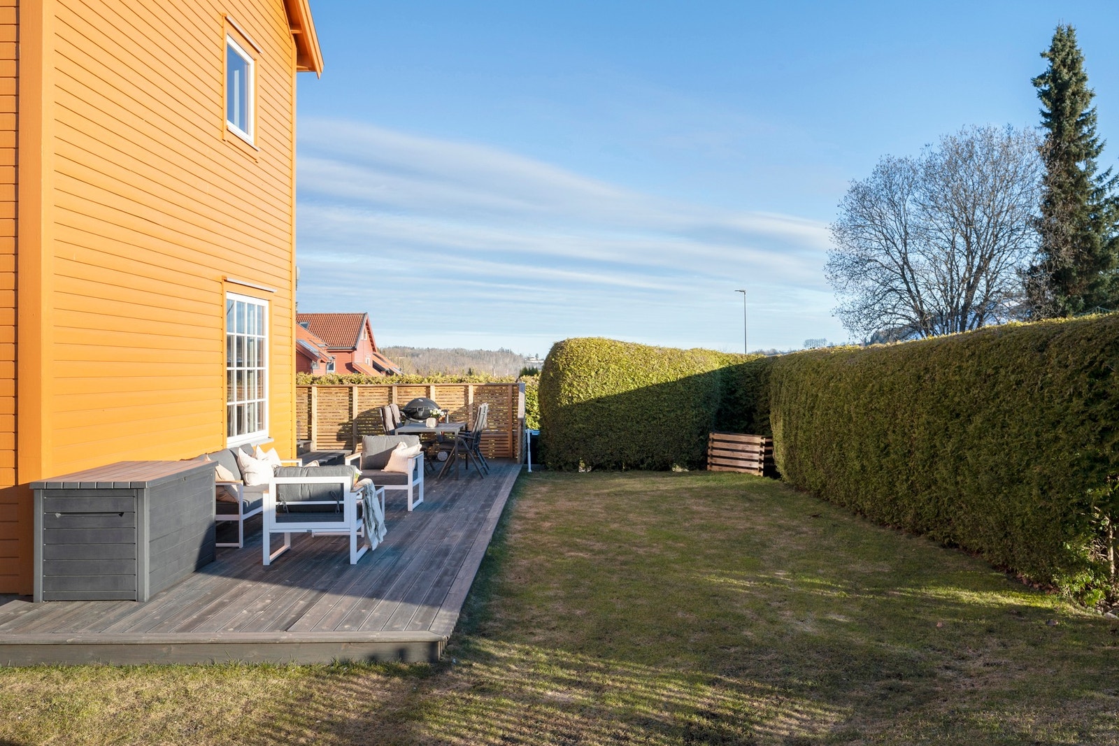 Fra terrassen har du direkte adkomst til en flat og flott opparbeidet hage Galleribilde