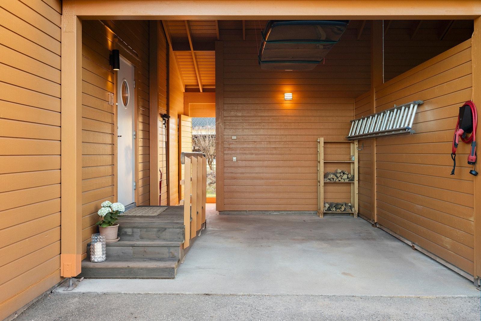 Carport med elbillader og direkte adkomst til inngangsparti Galleribilde