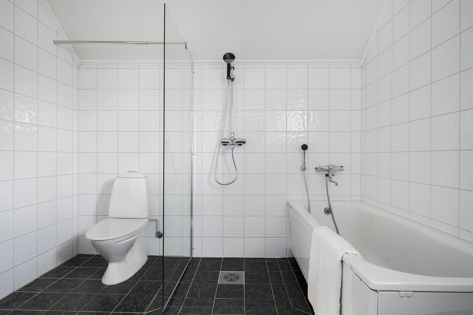 Rommet er utstyrt med både dusj og badekar Galleribilde