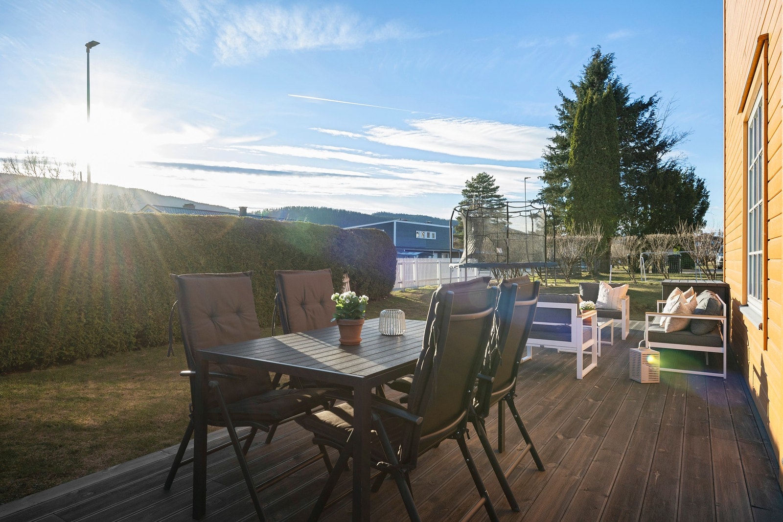 Nyt den deilige sommersolen fra tidlig morgen til sent på kveld Galleribilde