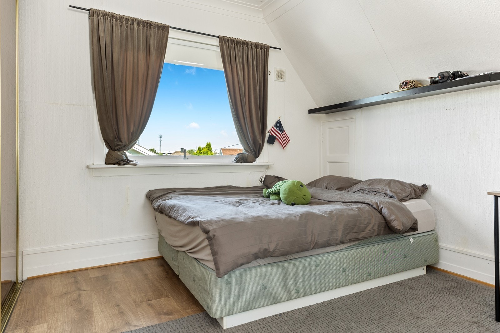Soverommet i 2. etasje er romslig og har god plass til dobbeltseng. I tillegg er det skyvedørsgarderobe med speilfronter her Galleribilde