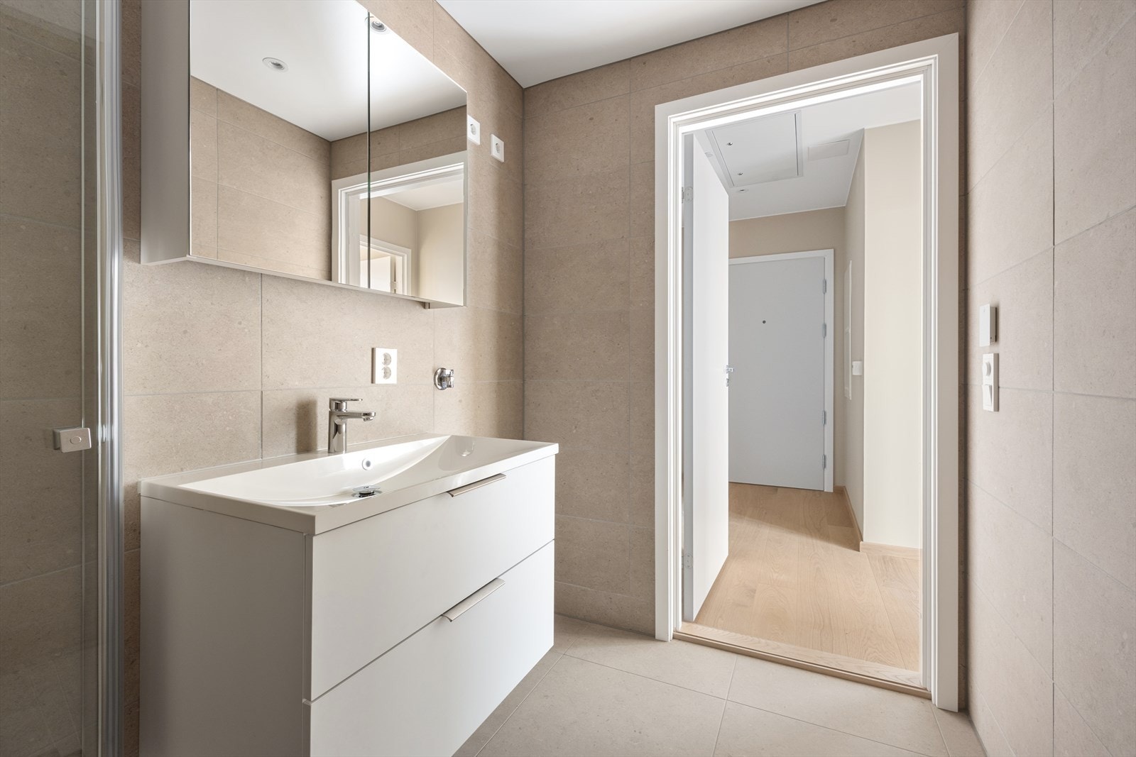 Bad m. vannbåren gulvvarme. Opplegg for vaske-/tørkemaskin. Galleribilde