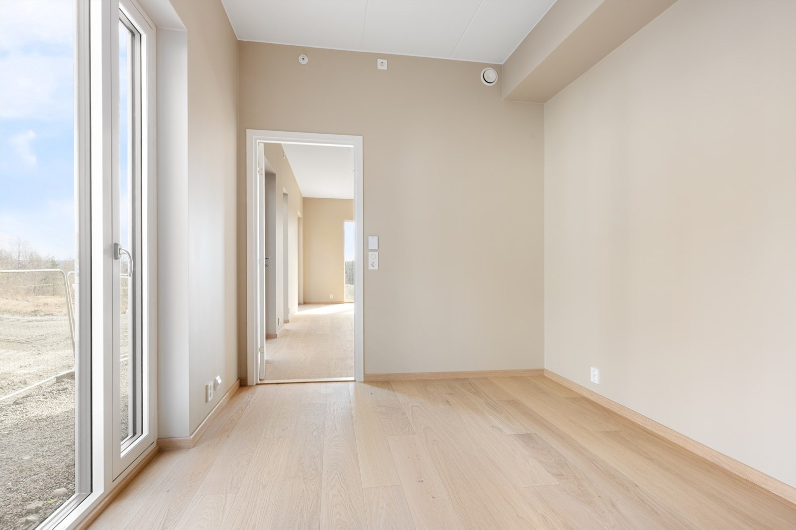 Ca. 10,4 kvm soverom m. plass til dobbeltseng og garderobe. Galleribilde