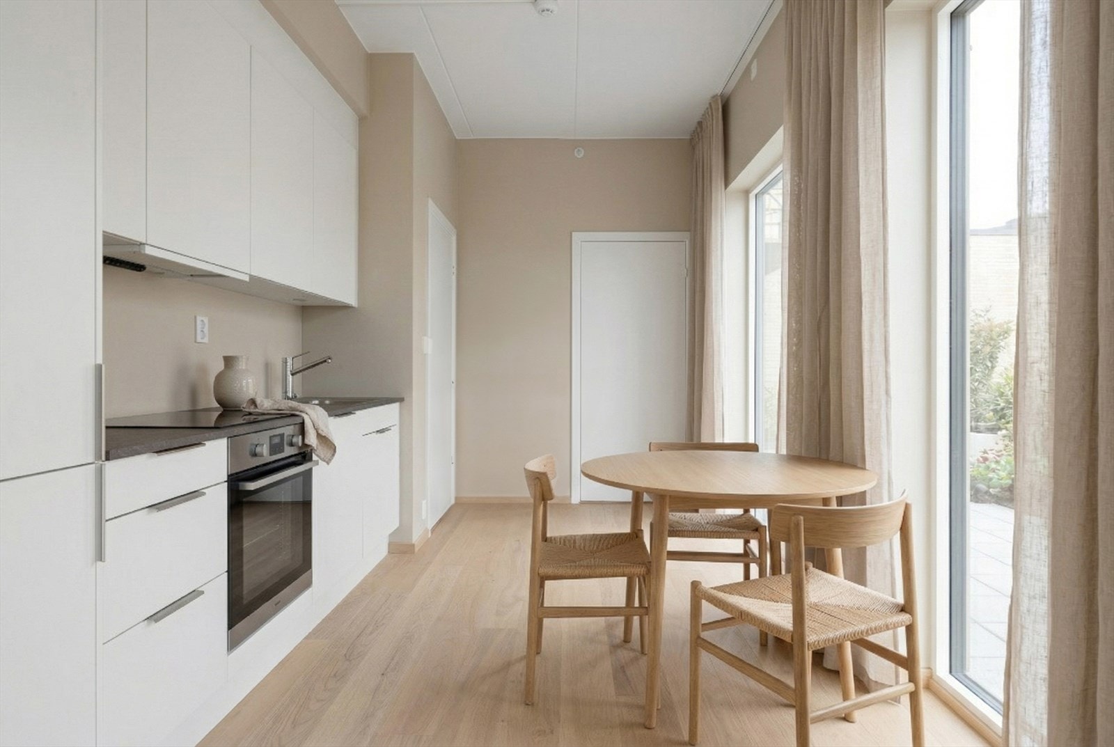 Nytt kjøkken fra Studio Sigdal. Stilretning Den Varme. Klargjort for integrering av hvitevarer(medfølger ikke). Foto redigert med KI. Galleribilde