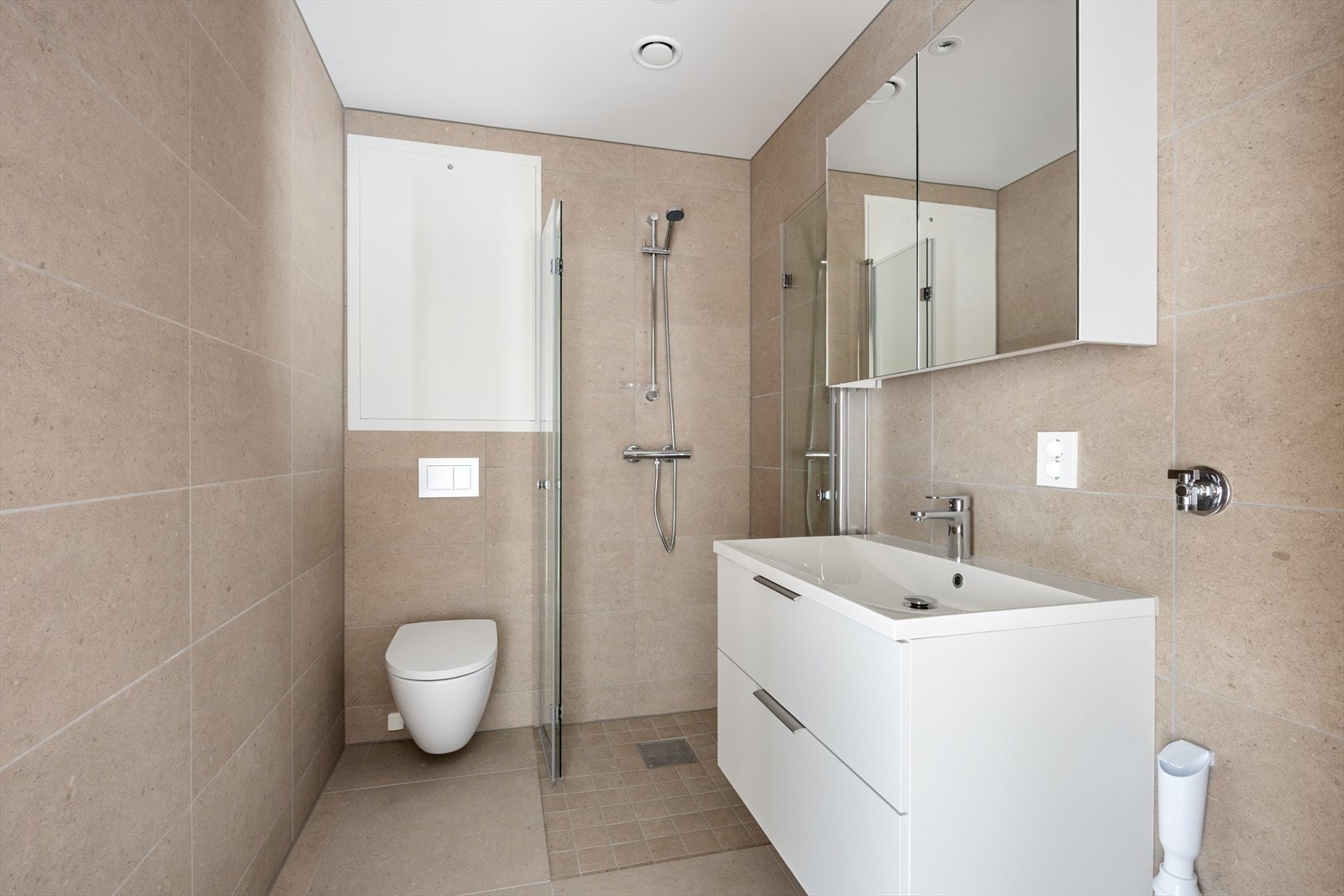 Bad m. vannbåren gulvvarme. Opplegg for vaske-/tørkemaskin. Galleribilde