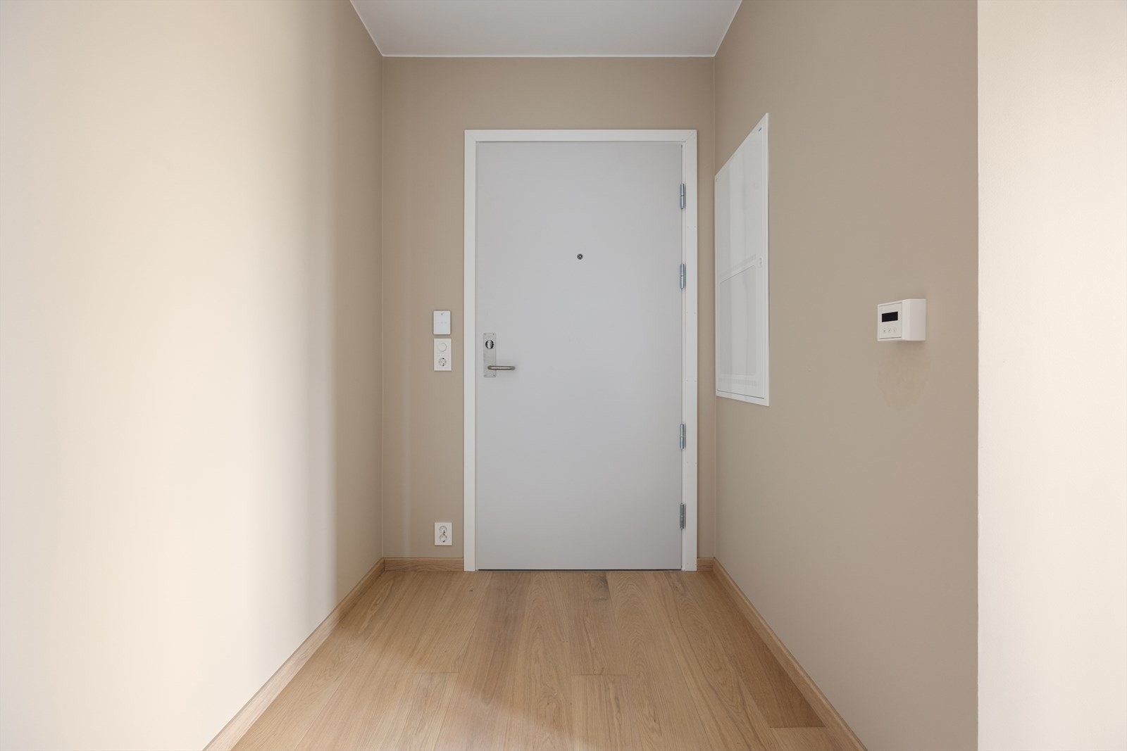 Fin entré m. plass til garderobe, klær og sko. Porttelefon. Galleribilde