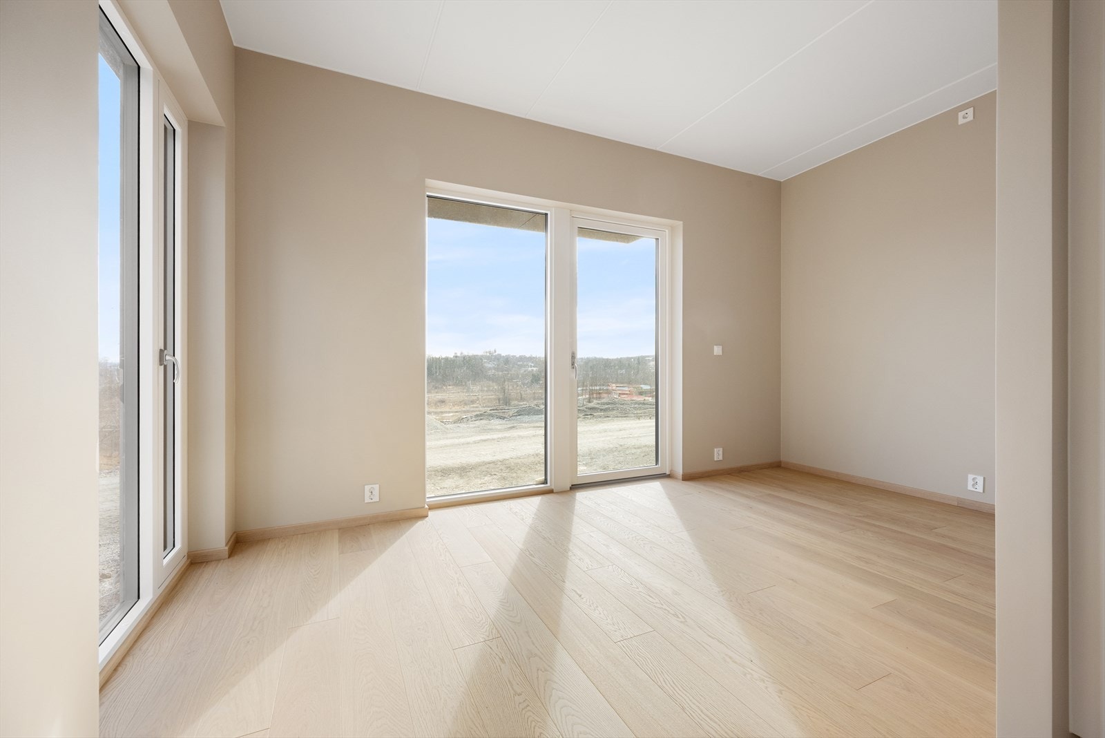 Pen stue m. plass til sittegruppe. Galleribilde