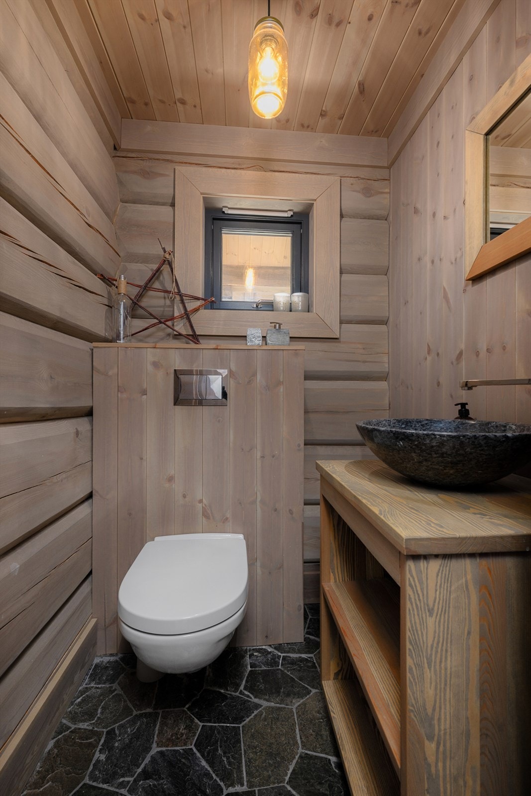 I tilknytning til entréen er det et eget toalettrom. Galleribilde