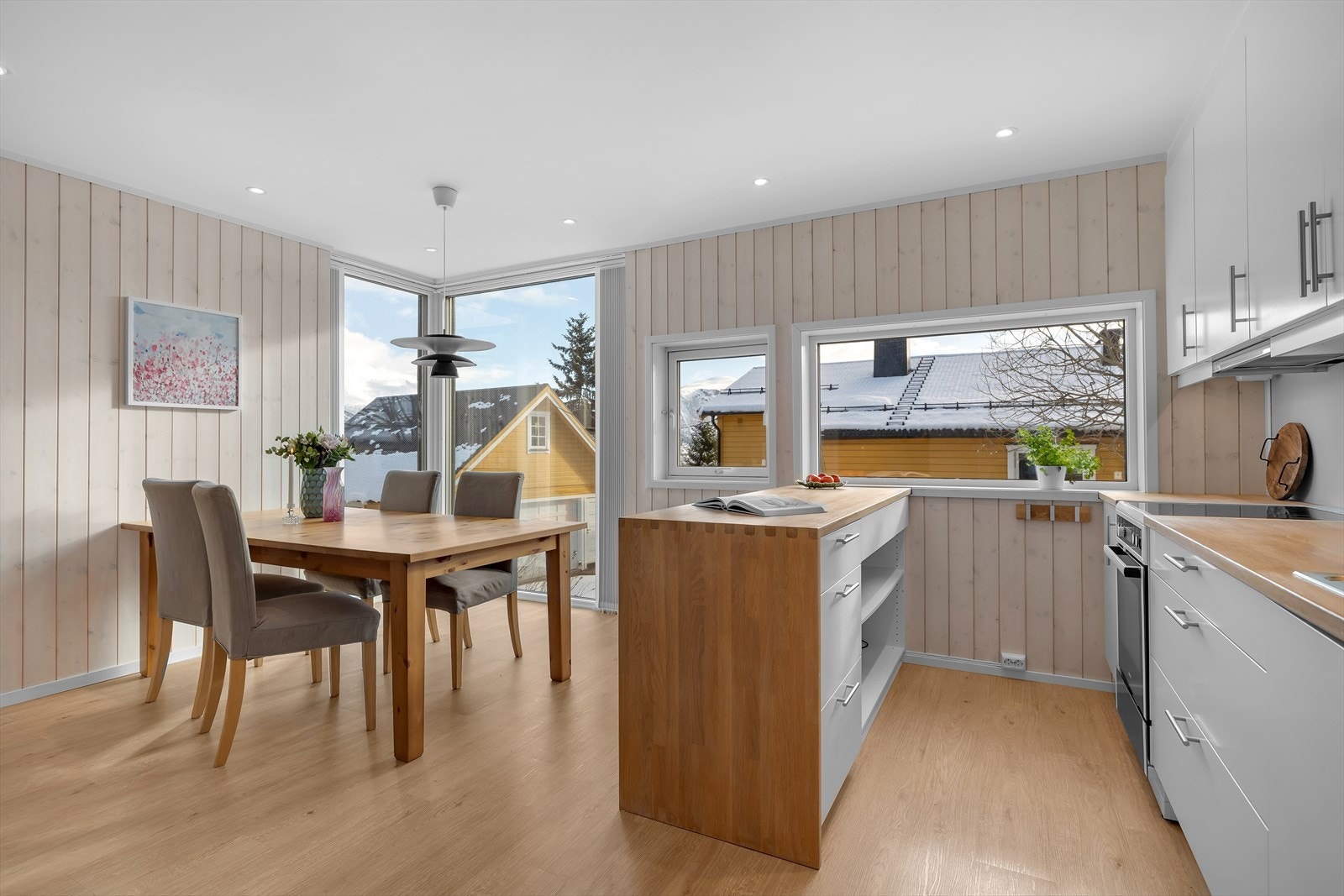 Kjøkken og spisestue med fin vindusplassering mot sørøst Galleribilde