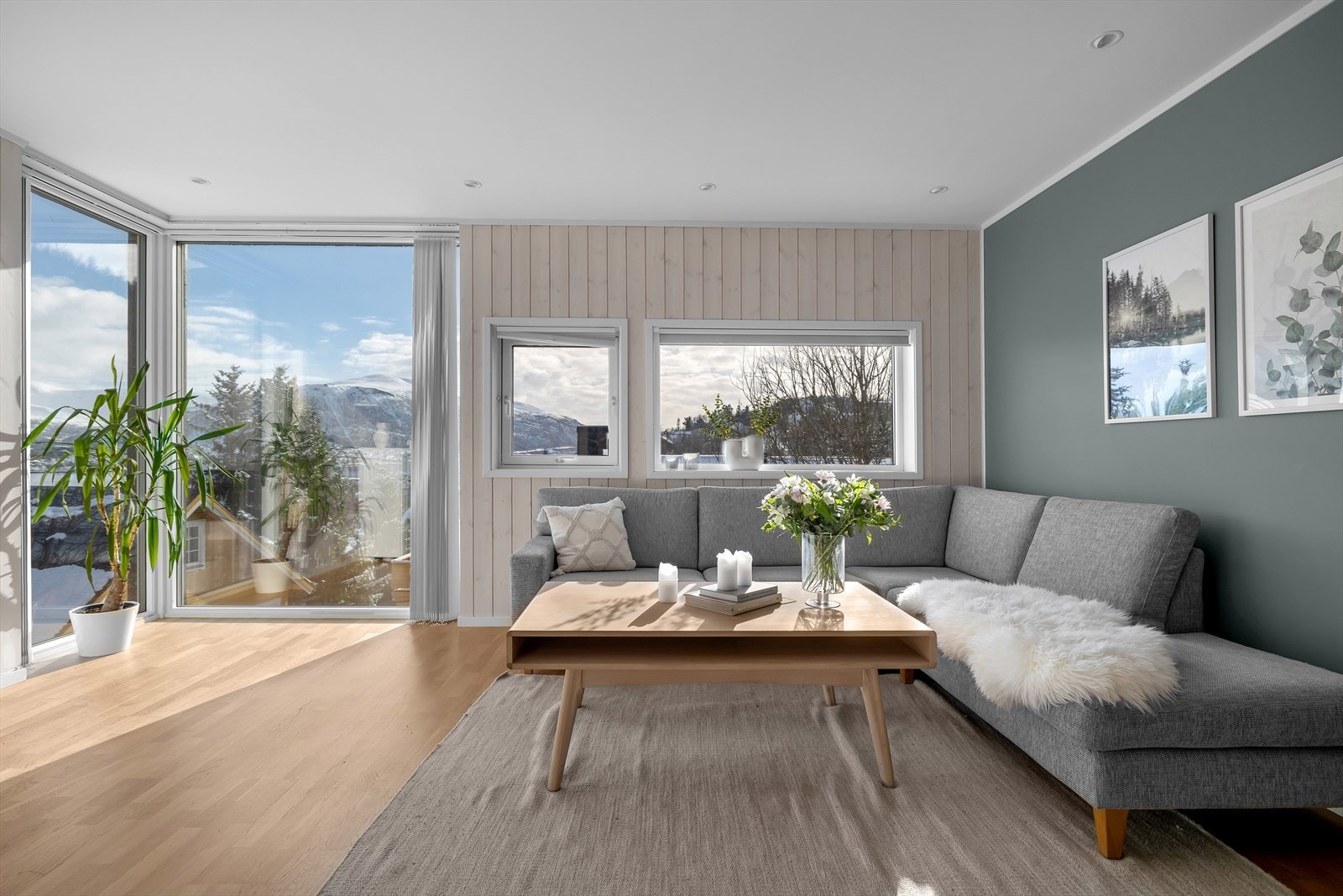 Stuen i 2. etasje med fantastiske lys og utsiktsforhold Galleribilde