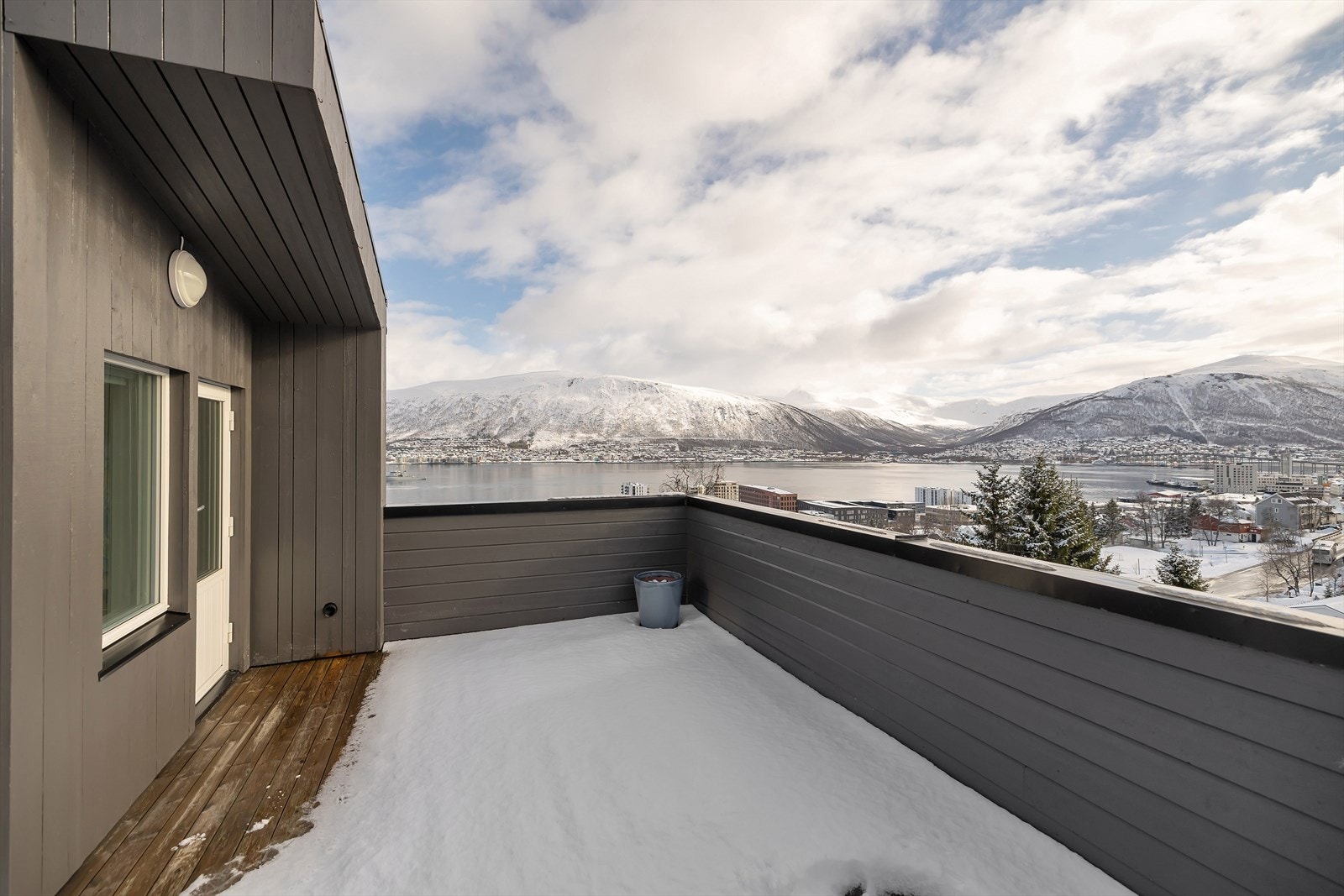 Fantastiske sol og utsiktsforhold. Selger rapporterer om lange og gode soldager. En lun terrasse skjermet for vind. Galleribilde