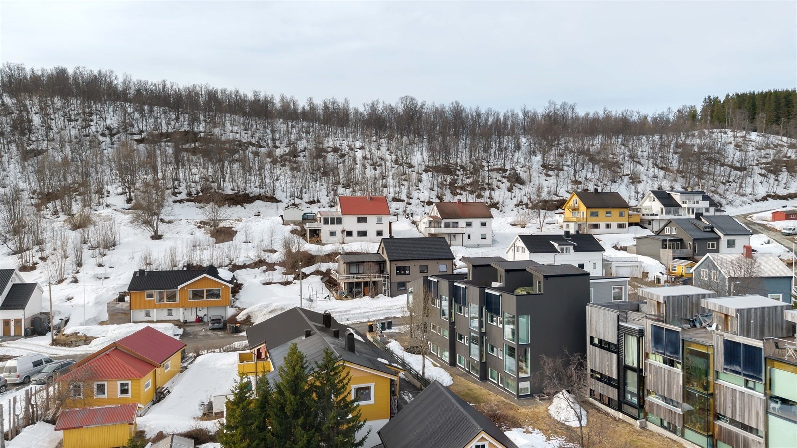 Boligen er beliggende i rekke sammen med to andre boliger Galleribilde