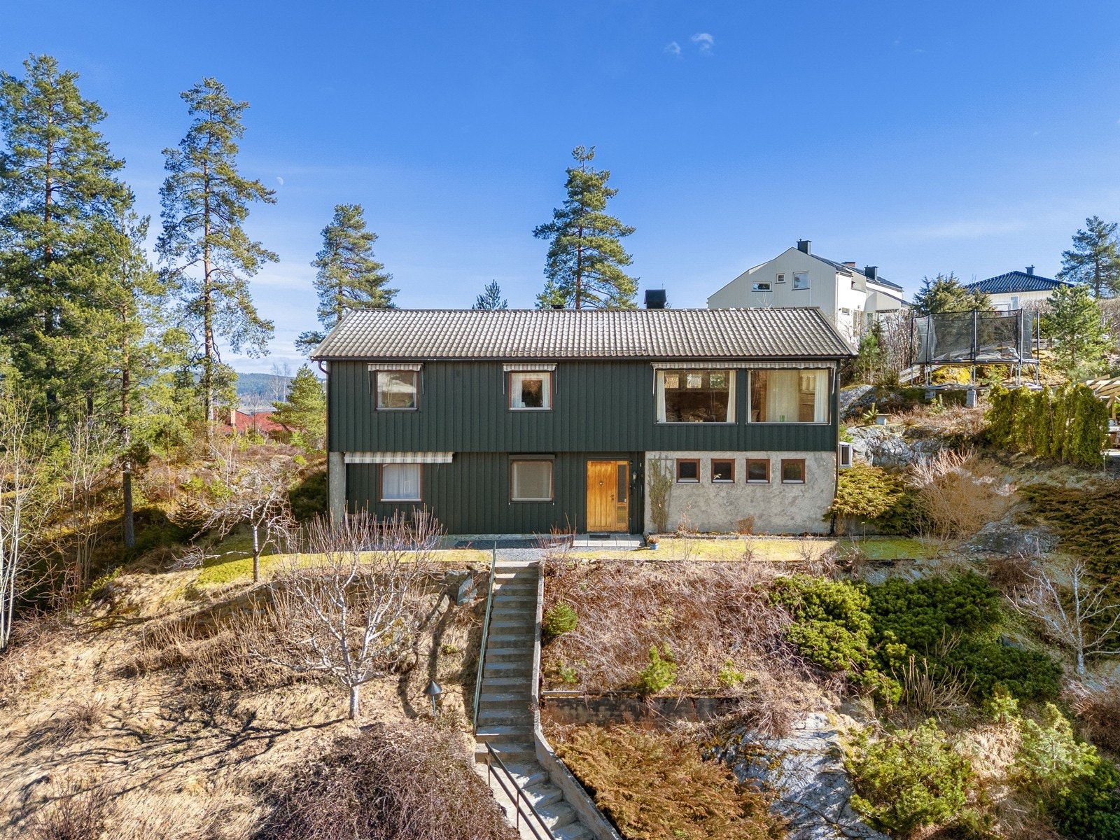 Boligen har en attraktiv beliggenhet høyt og fritt i terrenget, noe som gir gode solforhold og en luftig, åpen følelse. Galleribilde