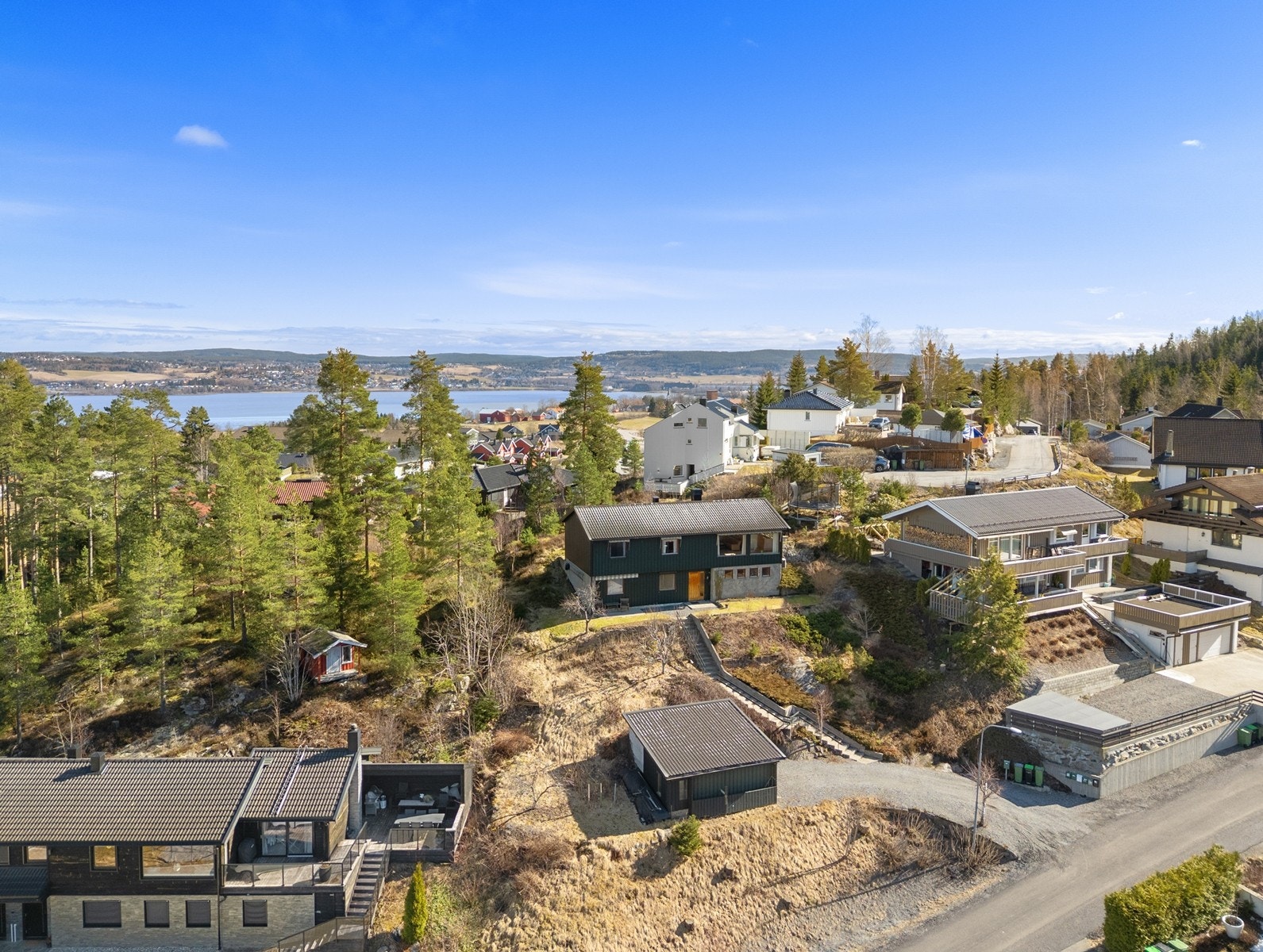 Eiendommen har gode parkeringsmuligheter med egen garasje samt romslig gårdsplass med plass til flere biler. Galleribilde
