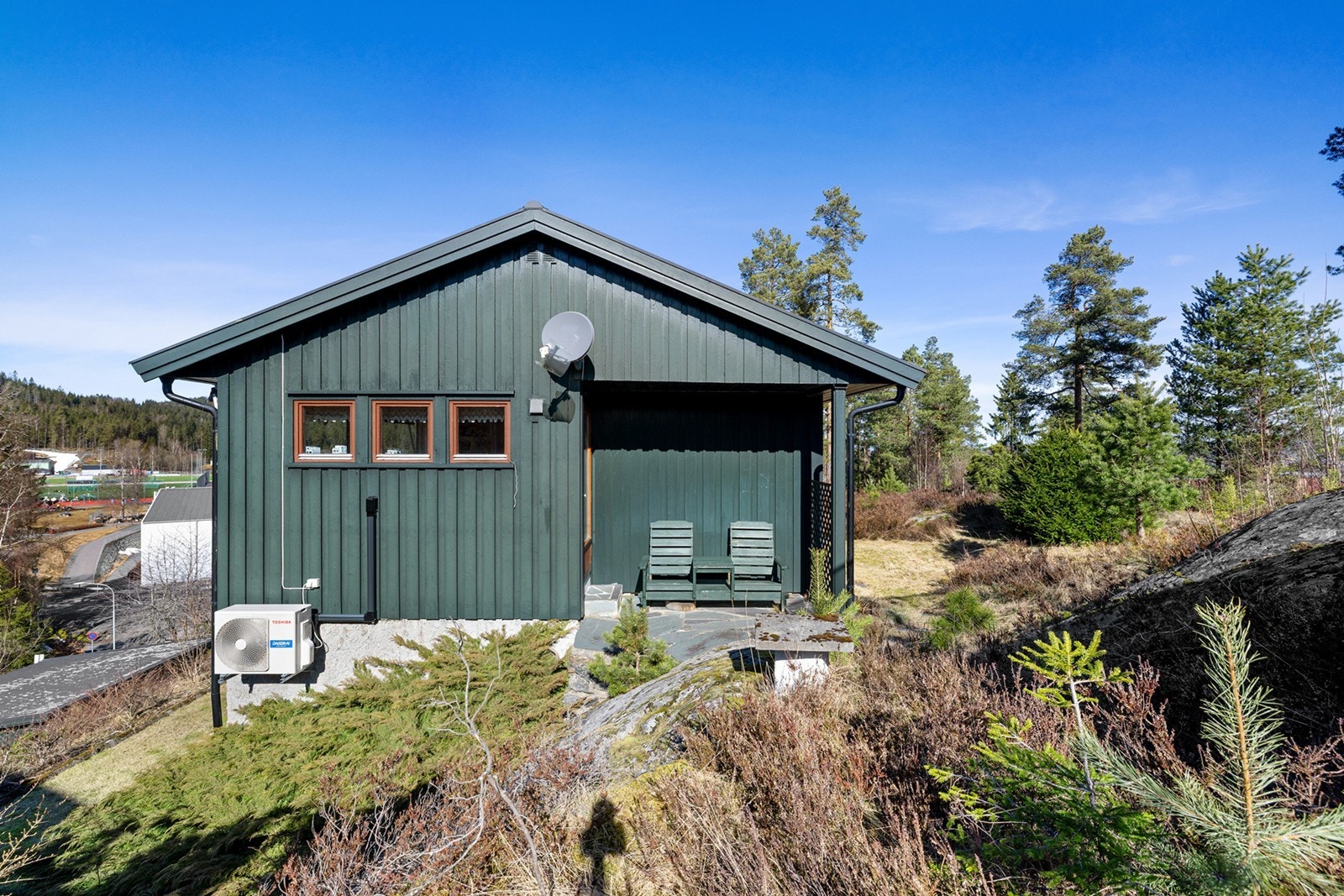 Uteplassen gir en skjermet og hyggelig sone for opphold utendørs. Galleribilde