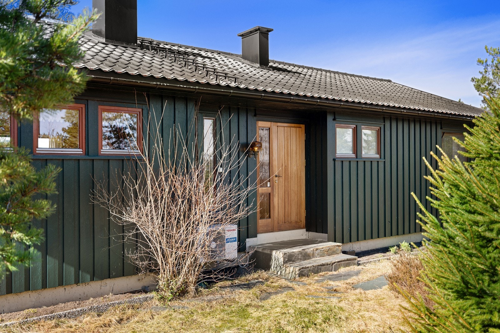 Boligen har fine uteområder med gode solforhold. Galleribilde