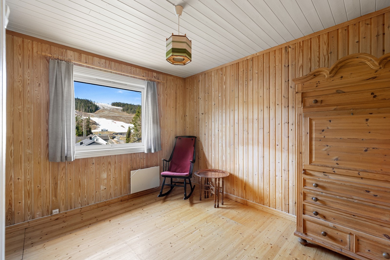 Soverom 4 - Begge soverommene har vinduer som slipper inn godt med naturlig lys og gir utsyn til omkringliggende områder. Galleribilde