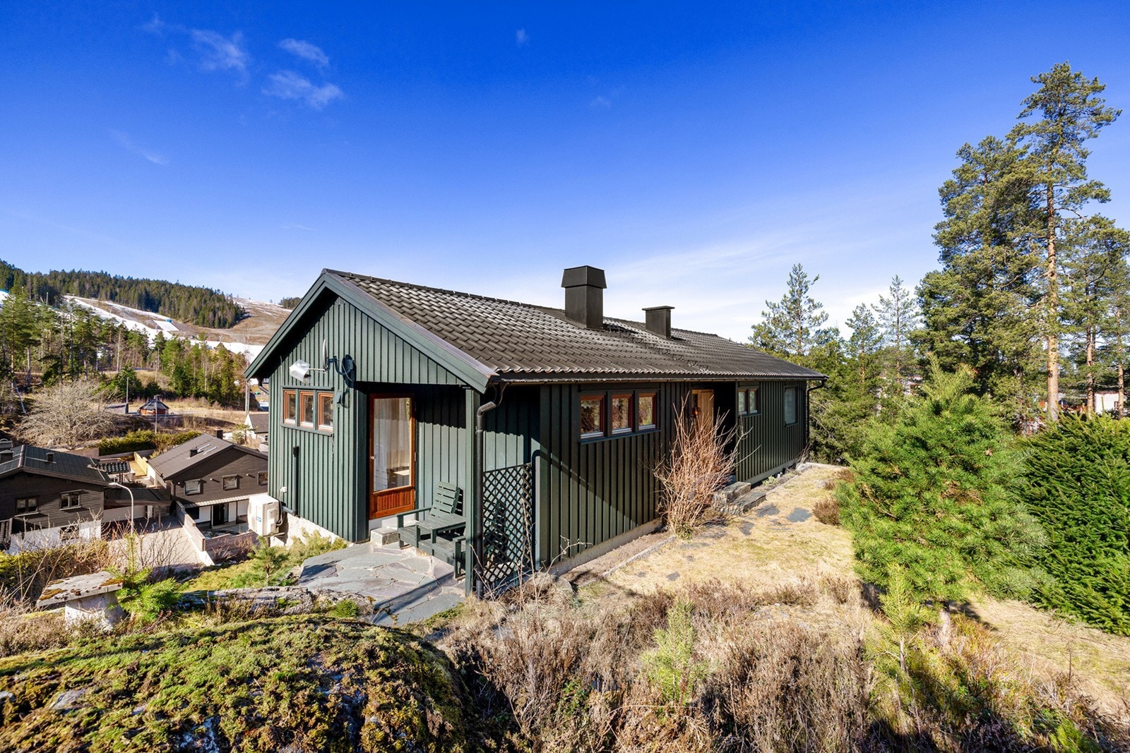 Tomten er på ca. 1 006,5 m² og fremstår som romslig og variert med naturlig terreng. Galleribilde