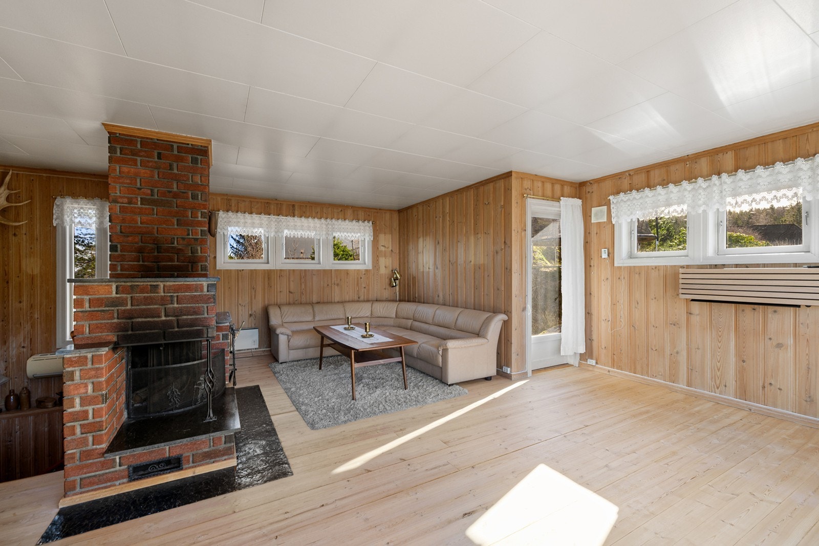 Fra stuen er det utgang til overbygd uteplass på ca 5,5 m² med dekke av skiferheller. Galleribilde
