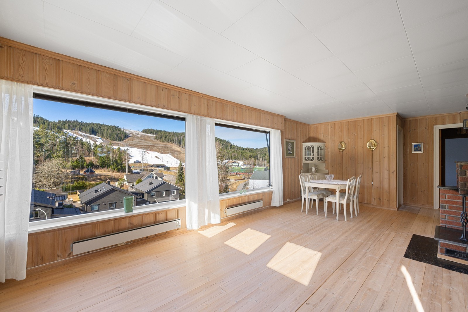 Romslig og lys stue med god plass til både sofagruppe og spisebord. Galleribilde