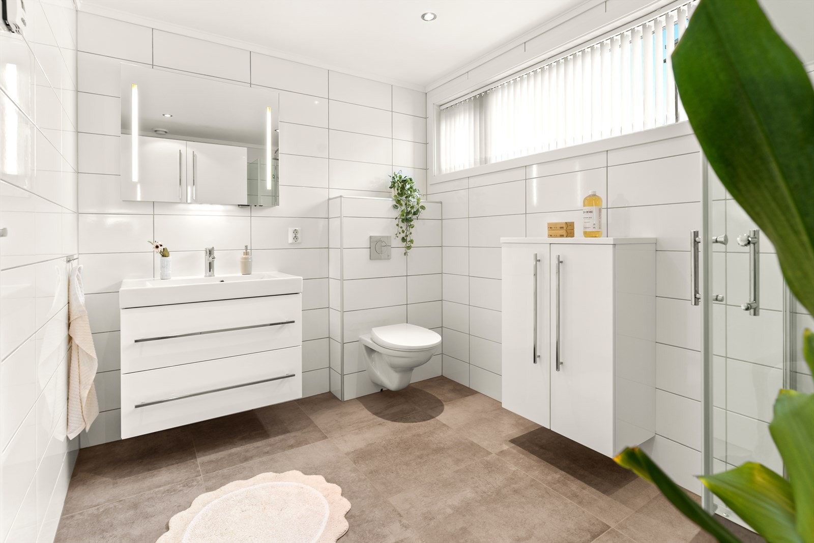 Det andre badet er like moderne, med vegghengt toalett, servantskap og et dusjhjørne. Galleribilde