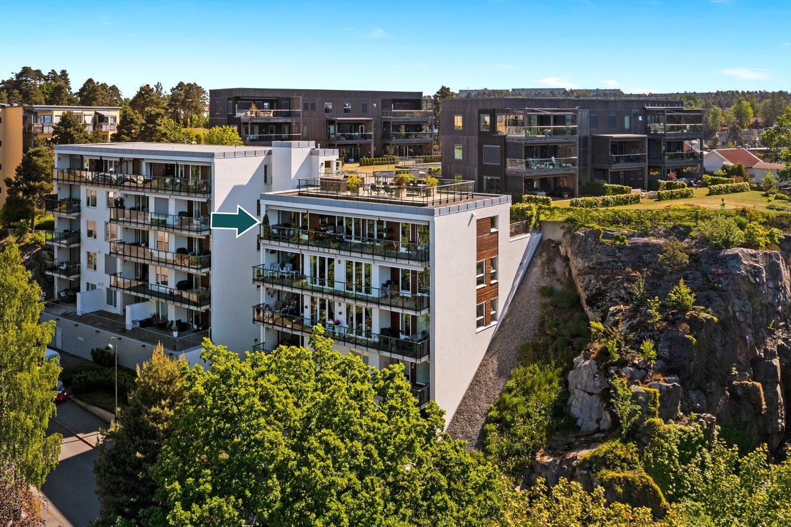 Leiligheten er markert med pil og har en flott beliggenhet i byggets toppetasje. Galleribilde