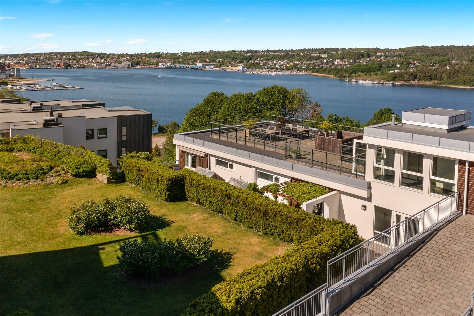Sameiet har en pent opparbeidet felles tomt med plen og lekeplass, samt en stor felles takterrasse. I tillegg har man inngang til leiligheten fra øst. Galleribilde