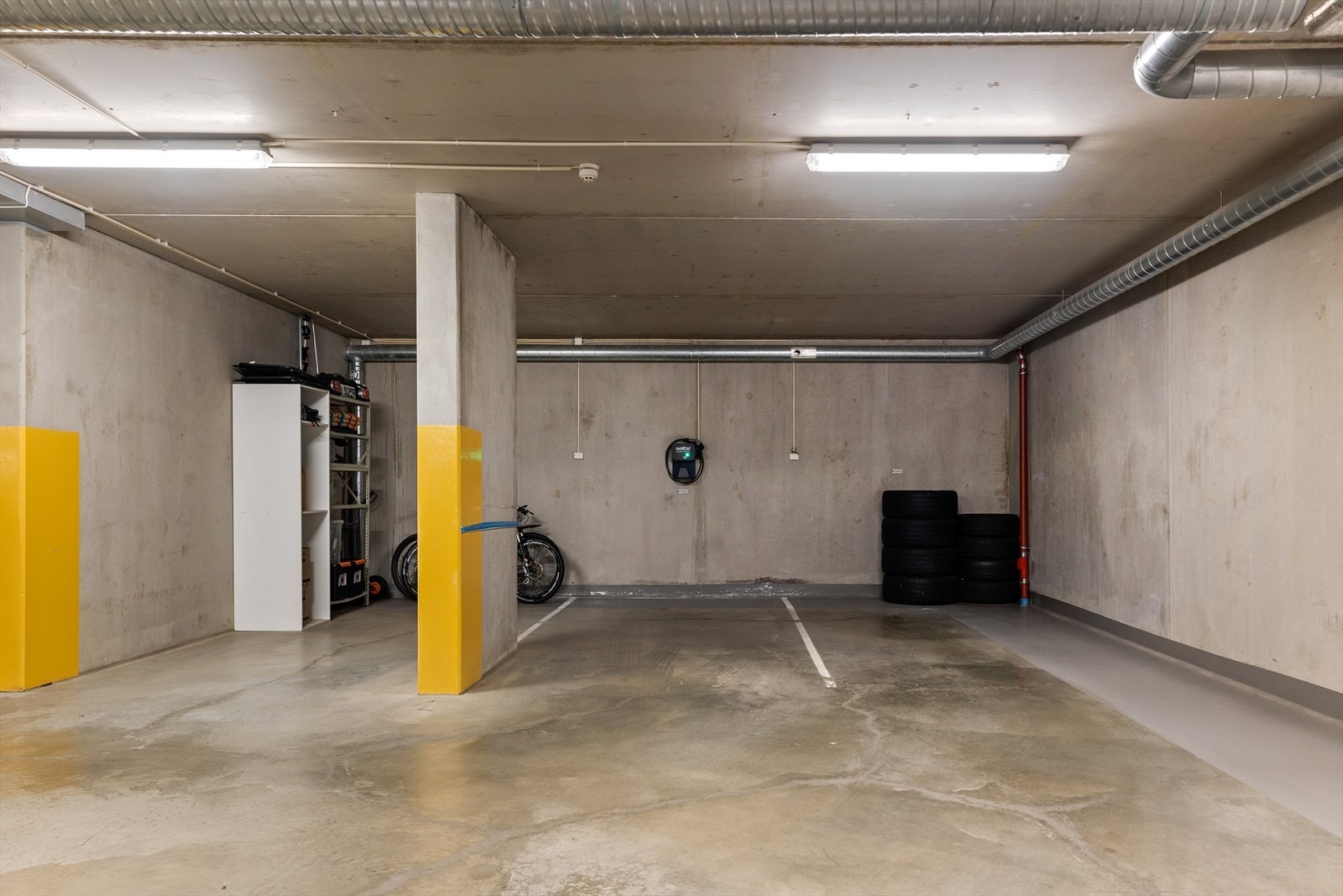 Til leiligheten hører tre biloppstillingsplasser i felles garasjeanlegg, hvorav én har elbil-lader (installert i 2020). Galleribilde