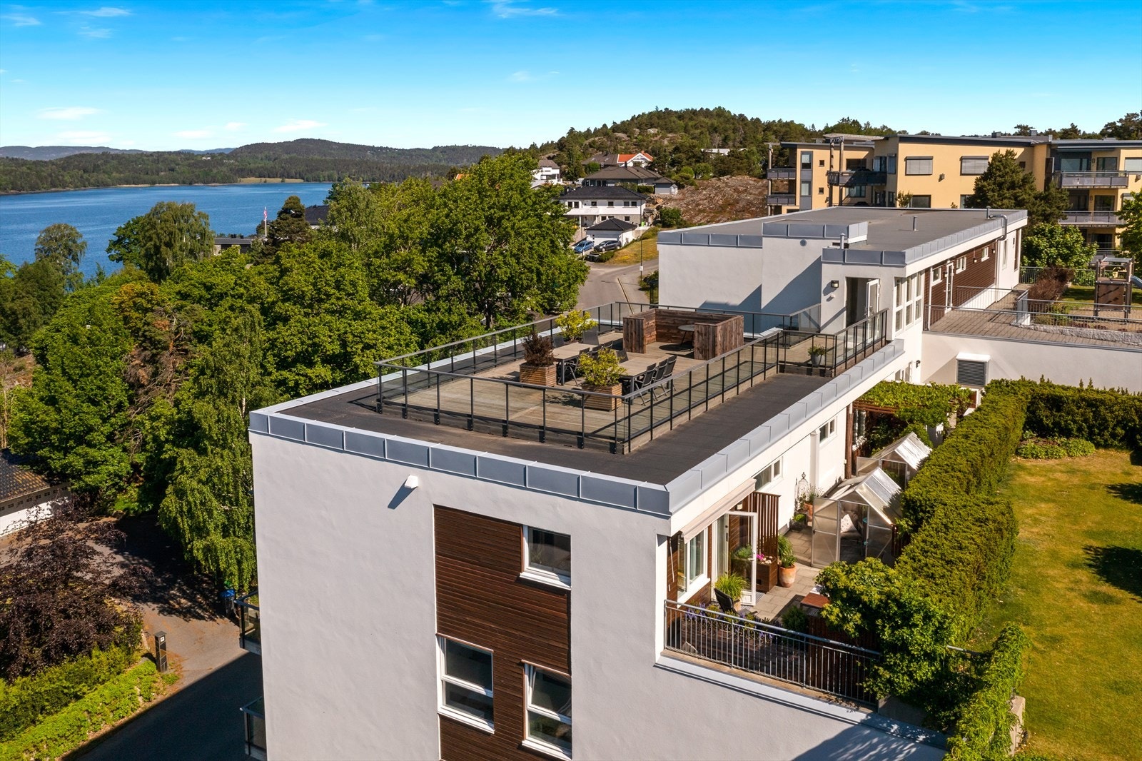 Stor felles takterrasse med nydelig utsikt over Moss. Galleribilde
