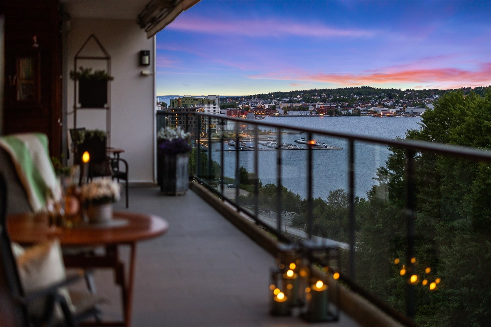Boligen byr på flotte uteplasser på to-sider av bygget. Fra stuen er det direkte utgang til stor balkong på ca. 39 m² med flott utsikt over sjøen. Galleribilde